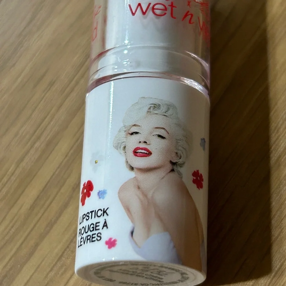Wet n Wild Marilyn Monroe Bold Red Lipstick - Picture 4 of 16